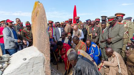 Vertreter der Herero- und Nama-Communities gedenken in Swakopmund der Opfer des deutschen Völkermords an ihren Vorfahren.