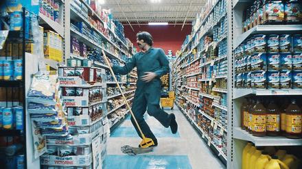Dirty Dancing mit dem Wischmop. Der Performer Fritz Donnelly im Video zu „Dirty Secret“ von The Peach Kings.