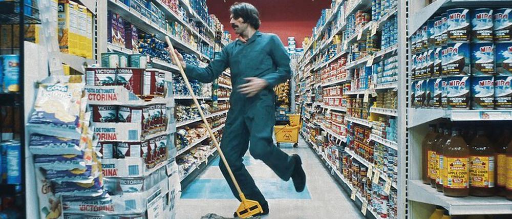 Dirty Dancing mit dem Wischmop. Der Performer Fritz Donnelly im Video zu „Dirty Secret“ von The Peach Kings.