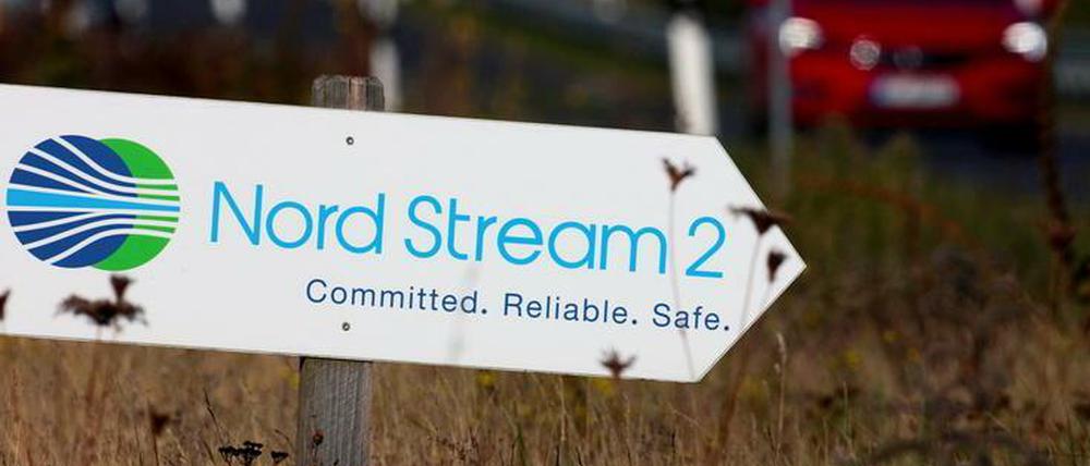 Ein Schild weist die Richtung zum Nord Stream 2 Gebäude in Lubmin.