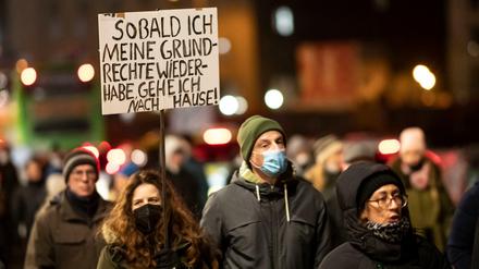 Schon in den vergangenen Wochen gingen montags immer wieder Menschen gegen die Corona-Maßnahmen auf die Straßen. 
