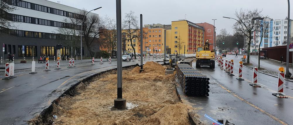 Die ersten Masten der Oberleitung stehen schon in der Rathenower Straße.