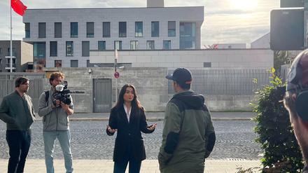 Vor der Chinesischen Botschaft in München: Zumretay Arki und ARD-Sportexperte Felix Neureuther. 