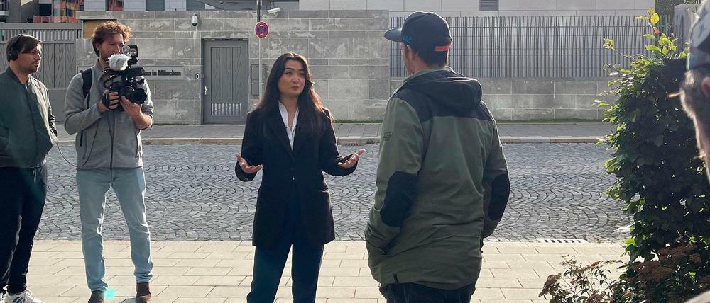 Vor der Chinesischen Botschaft in München: Zumretay Arki und ARD-Sportexperte Felix Neureuther. 