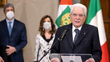 Dank für die Wiederwahl: Sergio Mattarella am Samstagabend, hinter ihm Senatspräsidentin Maria Elisabetta Alberti Casellati und der Präsident des Abgeordnetenhauses, Roberto Fico.