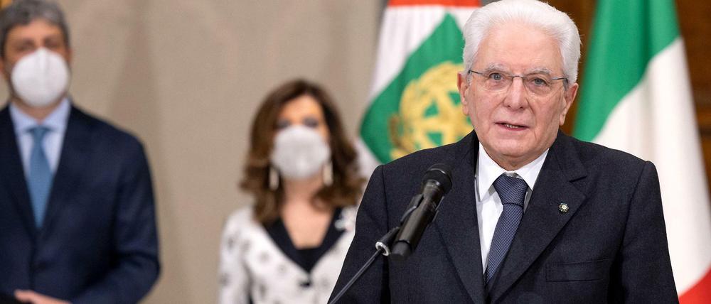 Dank für die Wiederwahl: Sergio Mattarella am Samstagabend, hinter ihm Senatspräsidentin Maria Elisabetta Alberti Casellati und der Präsident des Abgeordnetenhauses, Roberto Fico.