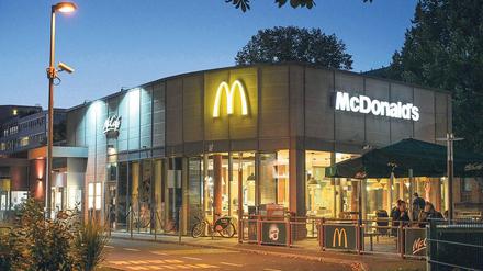 Der Burger wird dann wohl teurer, prophezeien Vertreter der Systemgastronomie angesichts steigender Mindestlöhne. Das Argument wird die Poltik nicht aufhalten. 