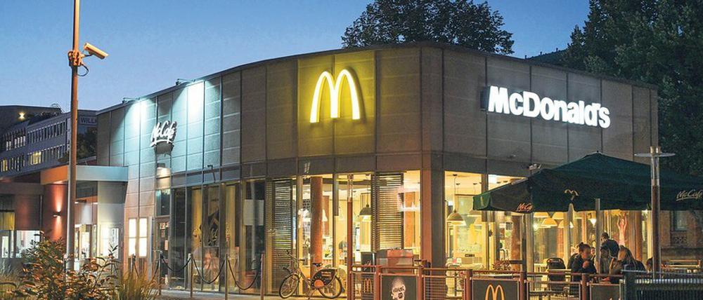 Der Burger wird dann wohl teurer, prophezeien Vertreter der Systemgastronomie angesichts steigender Mindestlöhne. Das Argument wird die Poltik nicht aufhalten.