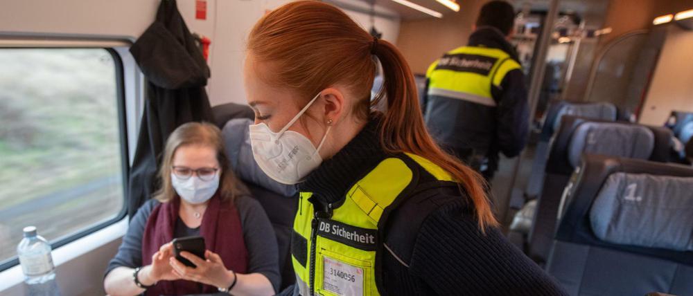 Katharina Ruthard vom Sicherheitsteam der Deutschen Bahn kontrolliert in einem ICE die Einhaltung der 3G-Regelungen.