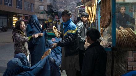 In Kabul wird Brot an Bedürftige verteilt. Die große Mehrheit Afghanen weiß nicht, wie sie den Winter überstehen soll. 