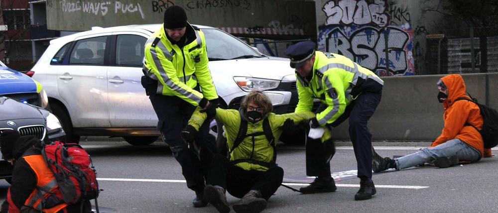 Wiederholter Konflikt. Polizeibeamte tragen einen Aktivisten der Gruppe "Aufstand der letzten Generation" von der Berliner Stadtautobahn A100.