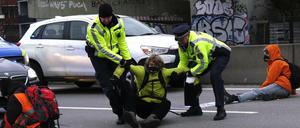 Wiederholter Konflikt. Polizeibeamte tragen einen Aktivisten der Gruppe "Aufstand der letzten Generation" von der Berliner Stadtautobahn A100.
