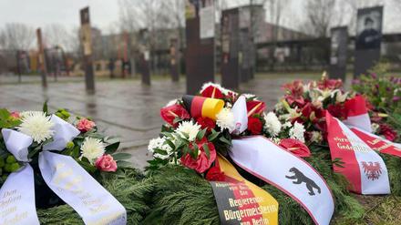 Ein Kranz von Giffey: Berlin und Brandenburg ehrten die ermordeten Sinti und Roma. Im Hintergrund Stelen mit Biografien der Opfer in der Gedenkstätte in Berlin-Marzahn.