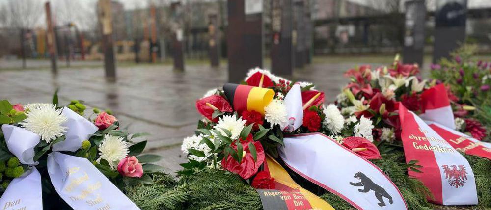 Ein Kranz von Giffey: Berlin und Brandenburg ehrten die ermordeten Sinti und Roma. Im Hintergrund Stelen mit Biografien der Opfer in der Gedenkstätte in Berlin-Marzahn.