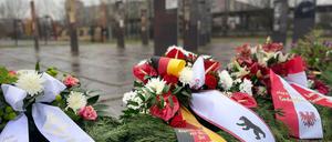 Ein Kranz von Giffey: Berlin und Brandenburg ehrten die ermordeten Sinti und Roma. Im Hintergrund Stelen mit Biografien der Opfer in der Gedenkstätte in Berlin-Marzahn.