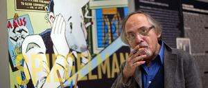 Art Spiegelman auf einem Archivfoto vor einer "Maus"-Illustration.