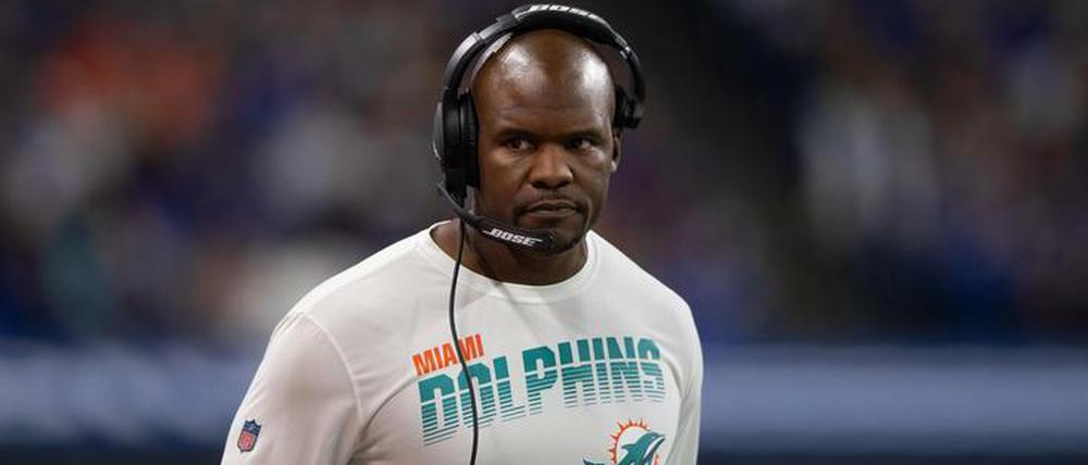 Brian Flores coachte zuletzt die Miami Dolphins, die er nun auch verklagt.
