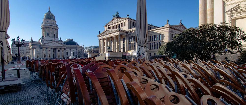 2Stühle und Tische einer Außengastronomie am Gendarmenmarkt sind zusammengestellt (Archivbild).
