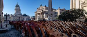 2Stühle und Tische einer Außengastronomie am Gendarmenmarkt sind zusammengestellt (Archivbild).