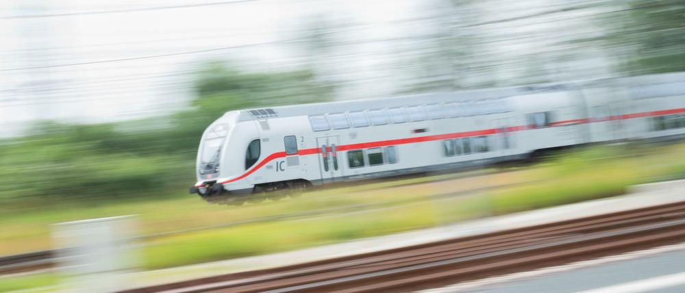 Ein doppelstöckiger IC auf den Schienen in der Region Hannover (Symbolbild).