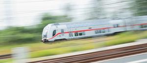 Ein doppelstöckiger IC auf den Schienen in der Region Hannover (Symbolbild).