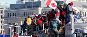 Protestierende klettern in Ottawa auf einen Lastwagen.