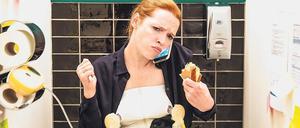 Multitasking an der Milchpumpe. Für Sonja (Karoline Herfurth) könnte der Tag auch 25 Stunden haben.