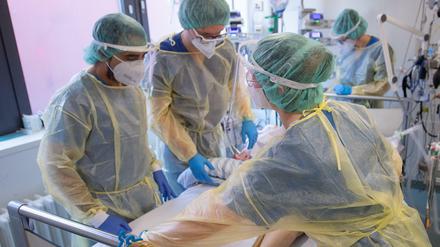 Eine schwere Covid-Erkrankung muss nicht im Krankenhaus enden. Für das RKI haben symptomatische Verläufe nun Priorität.