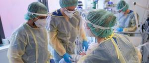 Eine schwere Covid-Erkrankung muss nicht im Krankenhaus enden. Für das RKI haben symptomatische Verläufe nun Priorität.