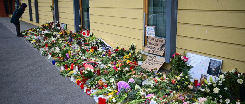 Vor dem Oberlinhaus liegen Blumen und Beileidsbekundungen. In der diakonischen Einrichtung waren am 28.04.2021 vier Menschen getötet und eine Person schwer verletzt worden.