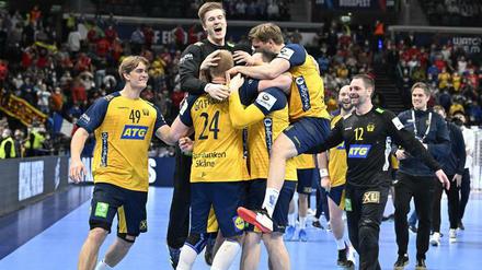 Die Schweden jubeln. Ein Strafwurf in letzter Sekunden bringt ihnen den EM-Titel.