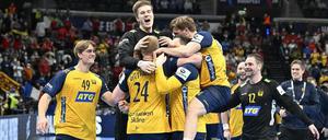 Die Schweden jubeln. Ein Strafwurf in letzter Sekunden bringt ihnen den EM-Titel.