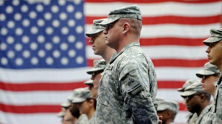 US-Soldatinnen und -Soldaten auf der US-Airbase in Wiesbaden-Erbenheim vor einer US-Flagge (Archivbild von 2022)