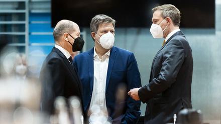 Unterschiedliche Vorstellungen: Kanzler Olaf Scholz, Wirtschaftsminister Robert Habeck und Finanzminister Christian Lindner müssen sie unter einen Hut bringen.