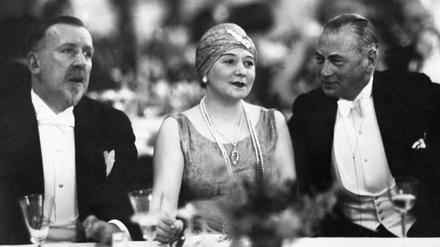 Trude Hesterberg, die Gründerin der "Wilden Bühne", eingerahmt von Heinrich Mann (links) and Hermann Boettcher. 
