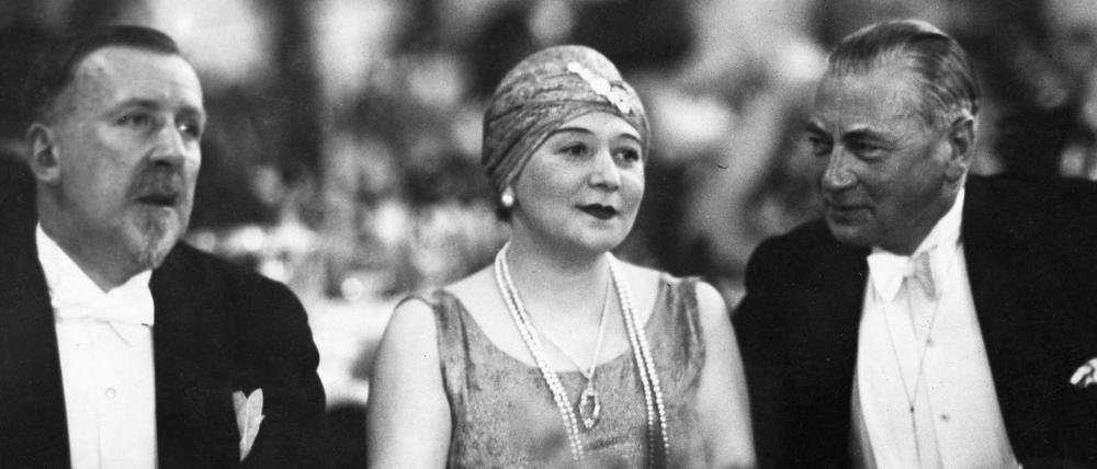 Trude Hesterberg, die Gründerin der "Wilden Bühne", eingerahmt von Heinrich Mann (links) and Hermann Boettcher.