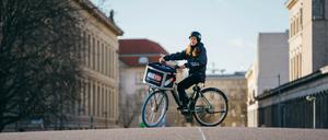 Die Fahrradkuriere bringen Produkte aus der Apotheke bis an die Wohnungstür.