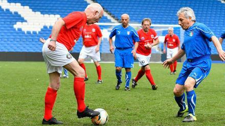 Ältere Männer beim Walking Football.