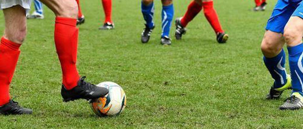 Ältere Männer beim Walking Football.