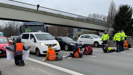 Aktivisten der Gruppe "Aufstand der letzten Generation" blockieren die Stadtautobahn A100 in Berlin. 