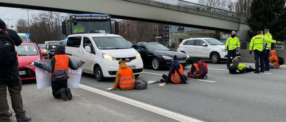 Aktivisten der Gruppe "Aufstand der letzten Generation" blockieren die Stadtautobahn A100 in Berlin. 