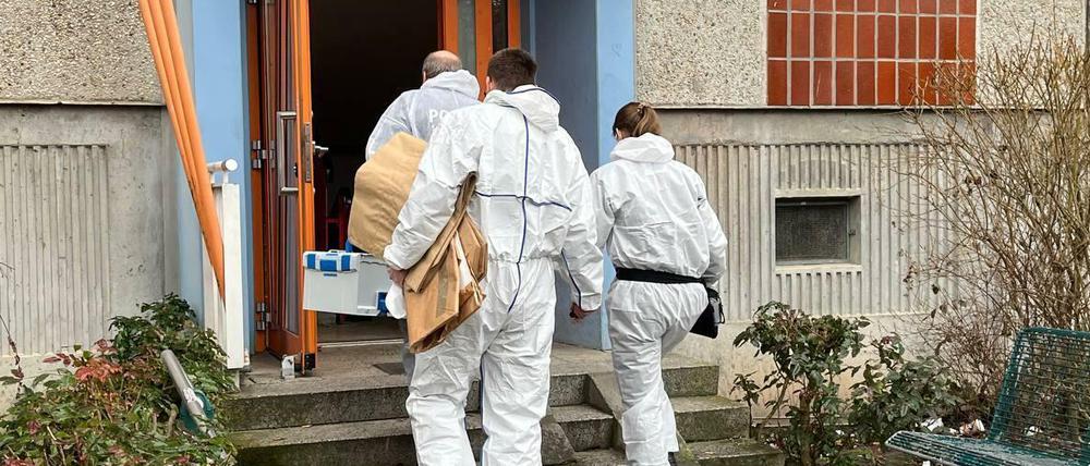 Leichenfund in Hellersdorf: Kriminaltechniker sind vor Ort.