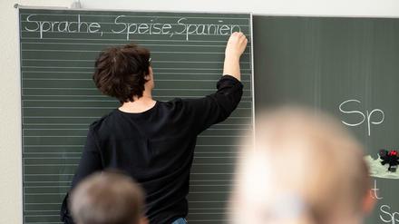 Unterricht im Klassenraum - nach zwei Jahren Corona-Pandemie alles andere als normal.