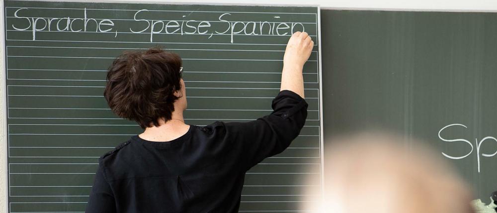 Unterricht im Klassenraum - nach zwei Jahren Corona-Pandemie alles andere als normal.