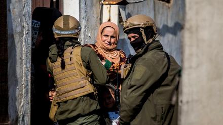 Soldaten der Demokratischen Kräfte Syriens suchen nach IS-Anhängern und befragen eine Anwohnerin.