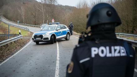 Polizeibeamte stehen an einer Absperrung an der Kreisstraße 22.