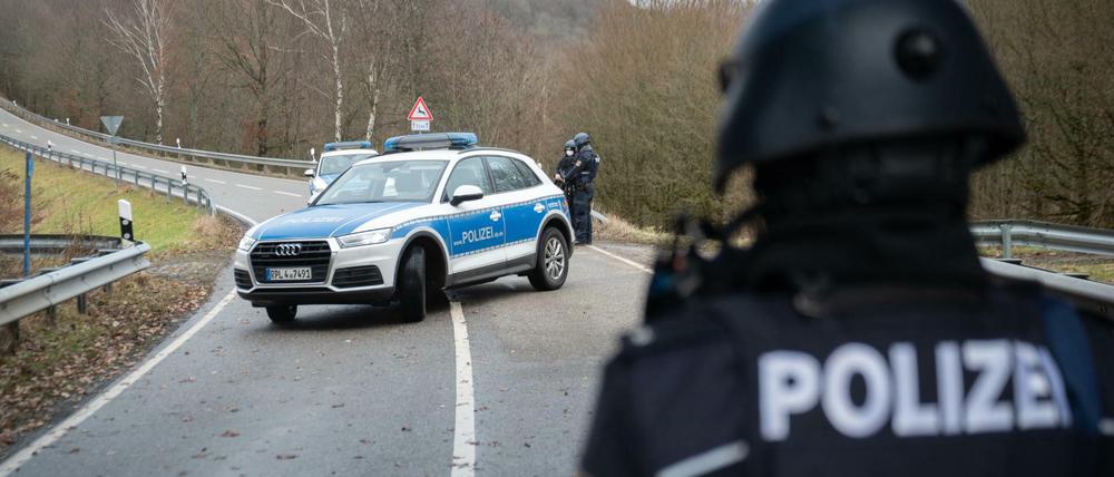 Polizeibeamte stehen an einer Absperrung an der Kreisstraße 22.