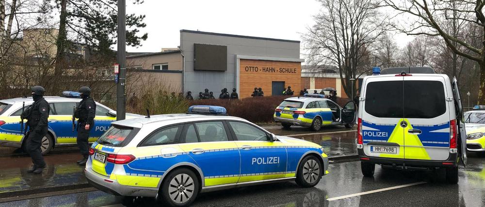 Polizeiautos stehen vor der betroffenen Schule in Hamburg-Jenfeld. 