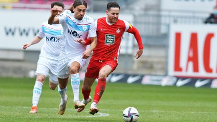 Viktoria-Neuzugang Cebrail Makreckis (li.), hier im Zweikampf mit Mike Wunderlich vom 1. FC Kaiserslautern, möchte mit seinem Team ins Halbfinale des Berlin-Pokal.