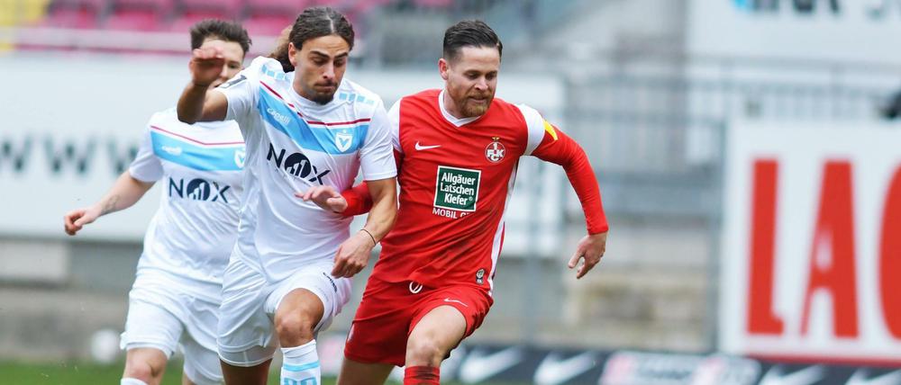 Viktoria-Neuzugang Cebrail Makreckis (li.), hier im Zweikampf mit Mike Wunderlich vom 1. FC Kaiserslautern, möchte mit seinem Team ins Halbfinale des Berlin-Pokal.